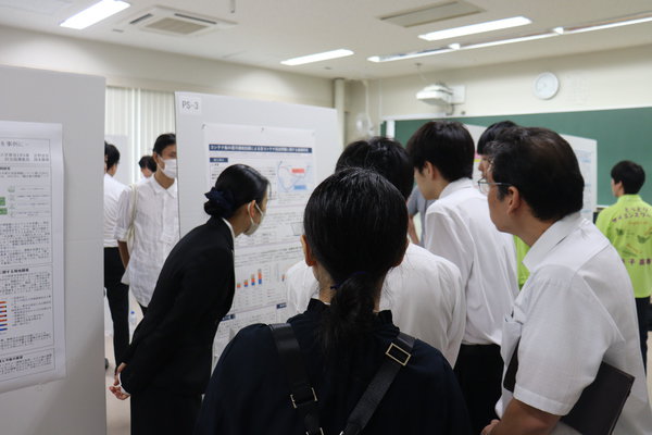 ９月５日（木）日本高専学会で流通情報工学科の学生２名が研究発表を行いました