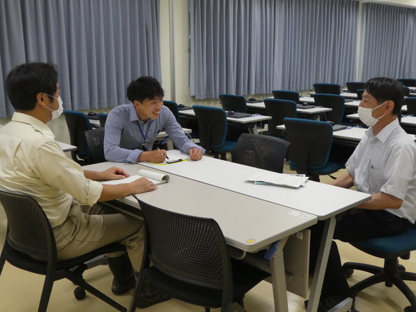 教員による授業参観及び先輩教員との懇談会を実施
