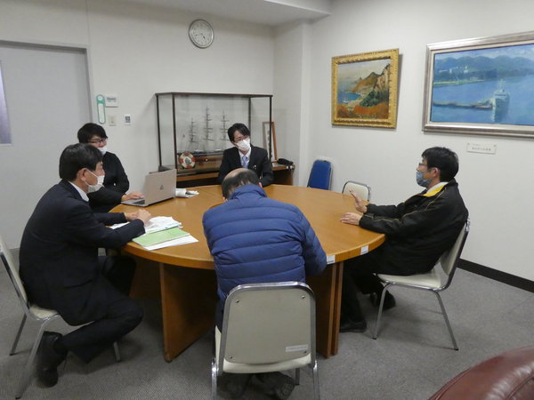 教員による授業参観及び先輩教員との懇談会を実施