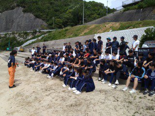 海友会　野賀海水浴場の海岸清掃活動及び浮遊ゴミ漂着防止フェンスの展張